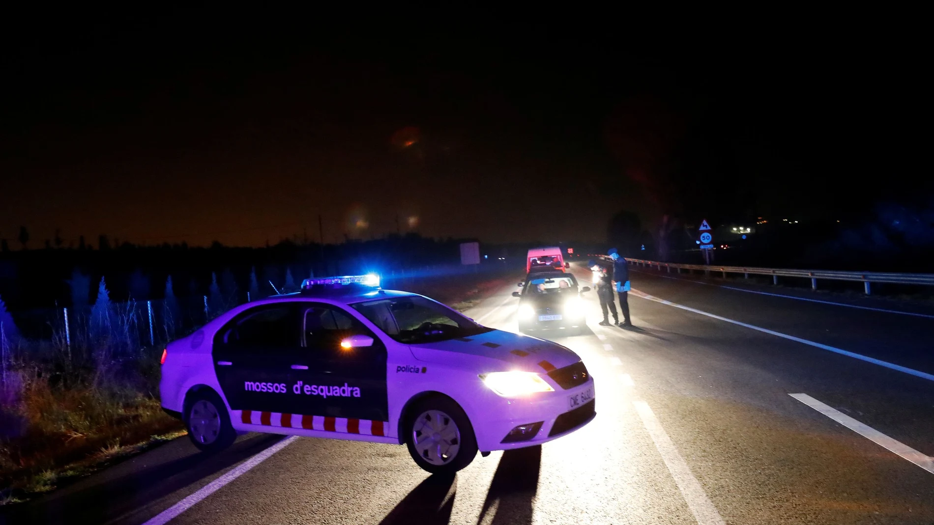 Police officers check the documents of drivers and passengers leaving the village of Igualada after Spain placed four towns around the village under quarantine and indefinite lockdown, following a significant outbreak of the coronavirus (COVID-19) in the area, north of Barcelona, Spain March 12, 2020. REUTERS/Nacho Doce
