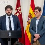 El presidente de Murcia Fernando López Miras (i) y el consejero de salud Manuel Villegas (d), durante la rueda de prensa de ayer para informar sobre el decreto de confinamiento en el litoral de la comunidad de Murcia por la crisis del coronavirus,