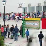 Estudiantes a la entrada de un colegio de Sevilla