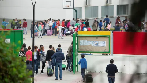 Estudiantes a la entrada de un colegio de Sevilla