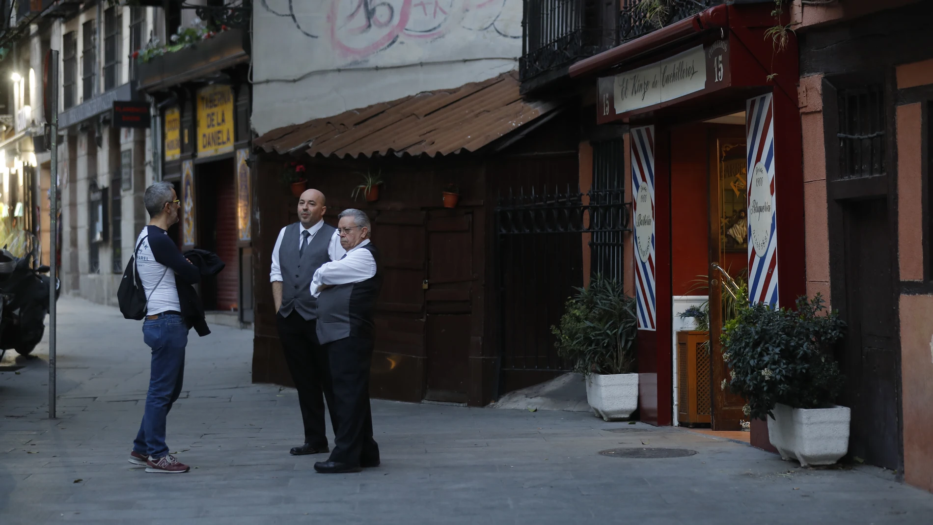 El centro de Madrid con terrazas semivacías así como los lugares de gran afluencia de turistas en la capital como el Mercado de San Miguel