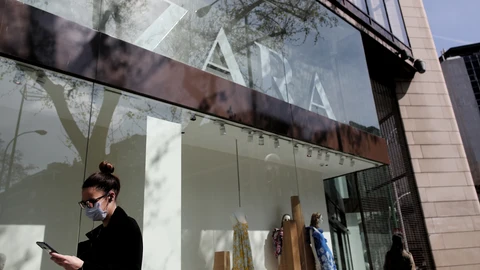 Una mujer con mascarilla pasa junto al escaparate de la tienda Zara de la Calle Princesa de Madrid del grupo Inditex, tras el anuncio de este grupo del cierre de todas sus tiendas temporalmente en Madrid, La Rioja, Vitoria y Miranda de Ebro por la crisis del coronavirus, en Madrid (España) a 13 de marzo de 2020.13 MARZO 2020 COVID-19;PANDEMIA;TIENDA;ENFERMEDADEduardo Parra / Europa Press13/03/2020