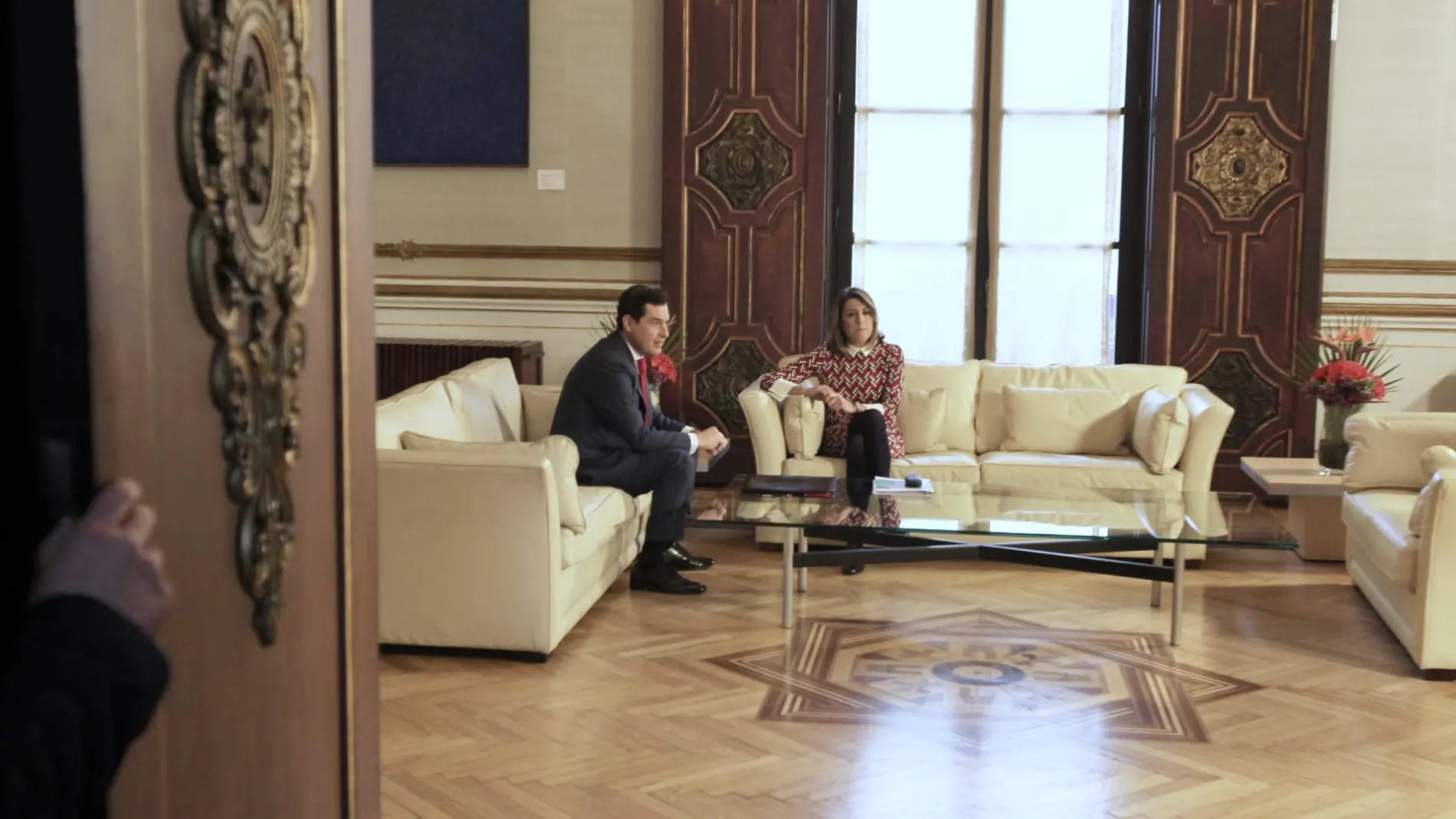 El presidente de la Junta de Andalucía, Juanma Moreno, se reúne con la líder del PSOE en la comunidad, Susana Díaz, en el Palacio de San Telmo para explicarle las medidas que se van a tomar respecto al coronavirus / Manuel Olmedo