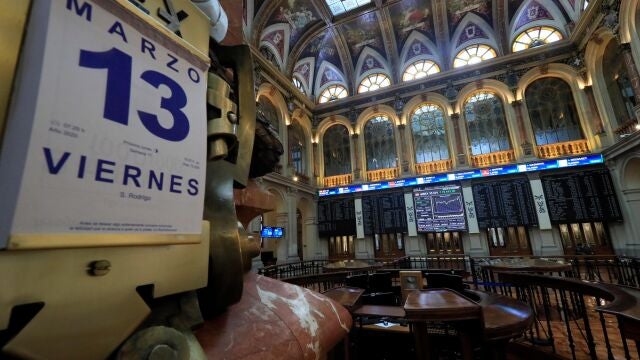 GRAF6125. MADRID, 13/03/2020.- La Bolsa española, que rebotaba casi un 6 % en la apertura de este viernes, se desinfla y reduce las ganancias iniciales al 3,93 %, y ello un día después de sufrir la peor sesión de su historia, con una caída del 14,06 %, ante el nerviosismo por las consecuencias económicas del coronavirus. EFE/Fernando Alvarado