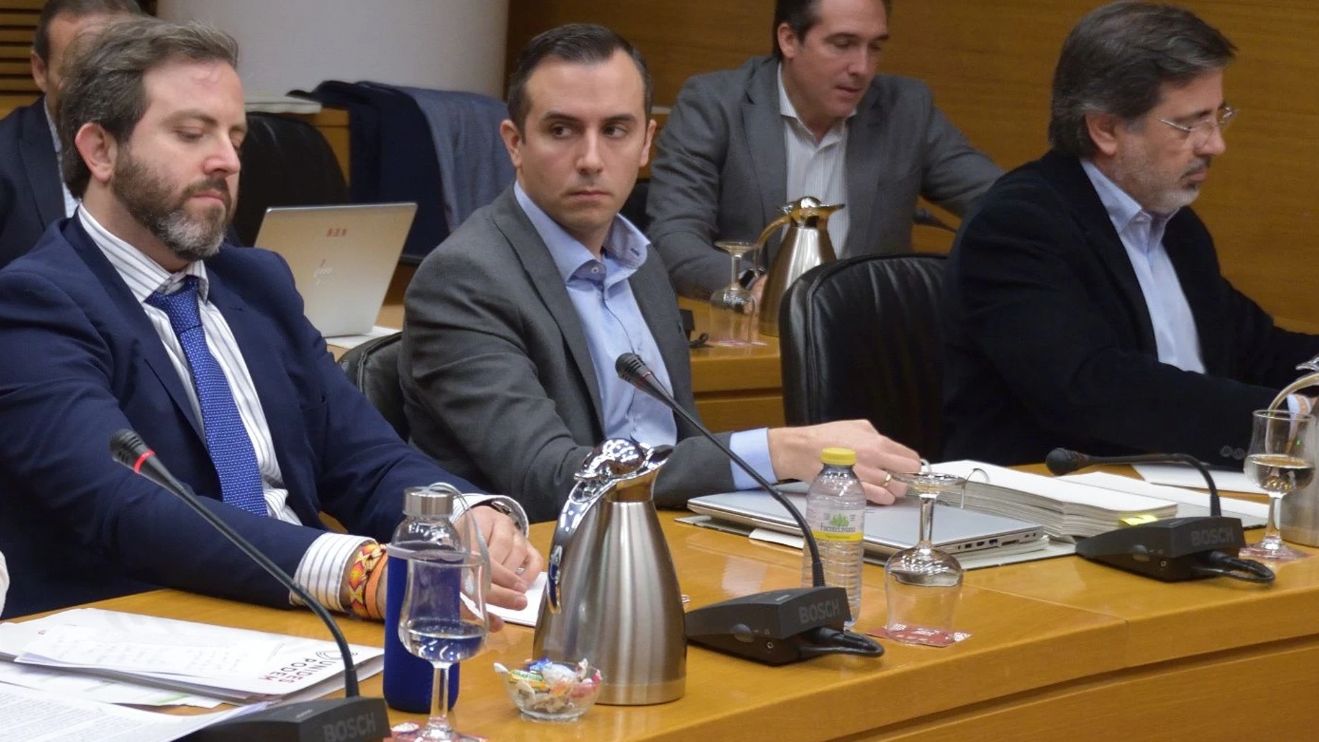 El diputado Miguel Pascual, de Vox, tercero por la derecha