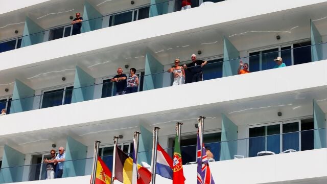 Varios turistas asomados a los balcones de su hotel en la playa de Benidorm (Alicante)