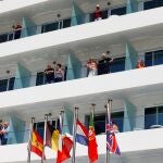 Varios turistas asomados a los balcones de su hotel en la playa de Benidorm (Alicante)