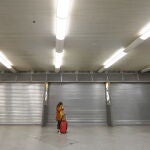 La estación de tren de Atocha, en Madrid, casi vacía y con todos sus establecimientos cerrados tras decretarse el estado de alarma