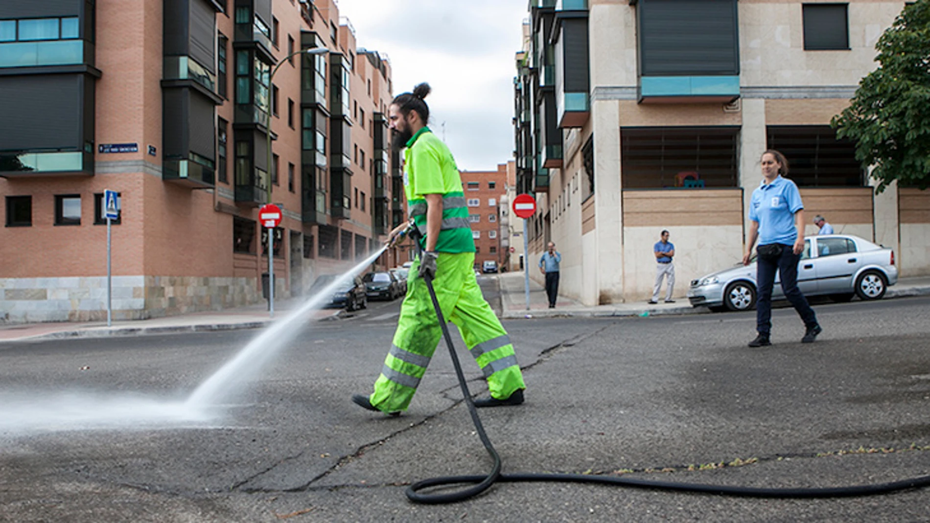 El Ayuntamiento incrementa al máximo los baldeos en las calles y añade desinfectantes en la limpieza