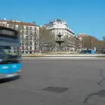 Un autobús transita por calles de Madrid totalmente vacías