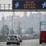 La Dirección General de Trafico (DGT) avisa a los conductores con mensajes en sus paneles de la S30 de Sevilla este domingo
