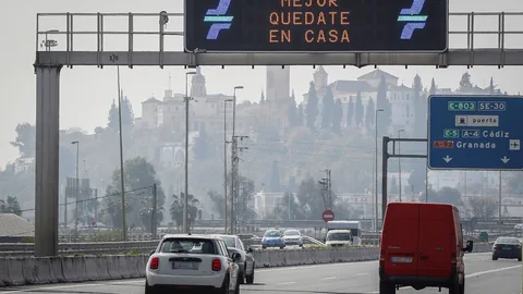 La Dirección General de Trafico (DGT) avisa a los conductores con mensajes en sus paneles de la S30 de Sevilla este domingo