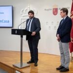 El presidente de la Región de Murcia, Fernando López Miras, acompañado por el consejero de salud Manuel Villegas