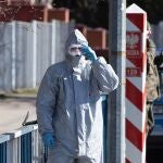 Un hombre con mono de protección contra el coronavirus en la frontera entre Polonia y Alemania15/03/2020 ONLY FOR USE IN SPAIN