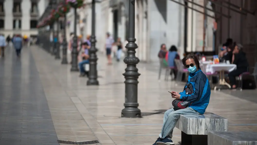Un hombre con mascarilla en el centro de Málaga