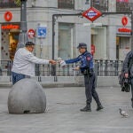 Un policía municipal de Madrid pone una multa a un viandante por no respetar la cuarentena el 25 de marzo de 2020.