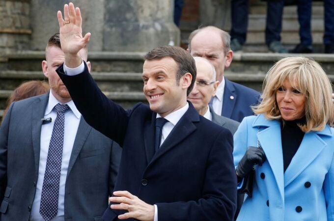 El presidente francés, Emmanuel Macron, junto a su mujer Brigitte, tras votrar este domingo en Le Touquet/REUTERS
