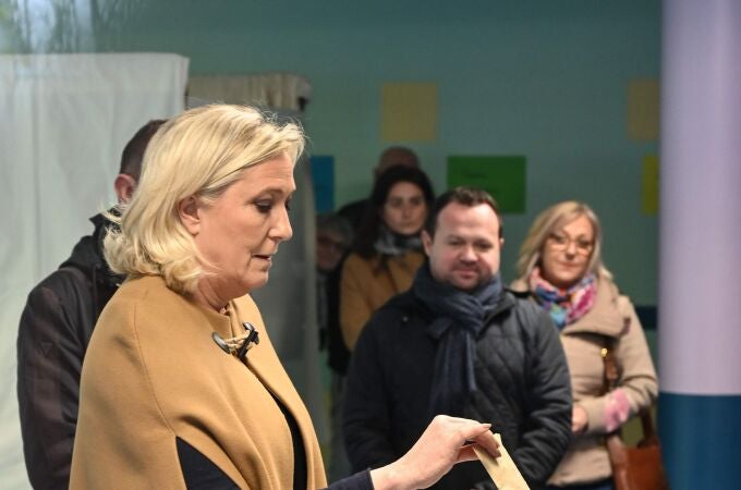 La líder de Reagrupación Nacional, Marine Le Pen, votó ayer en las elecciones locales francesas