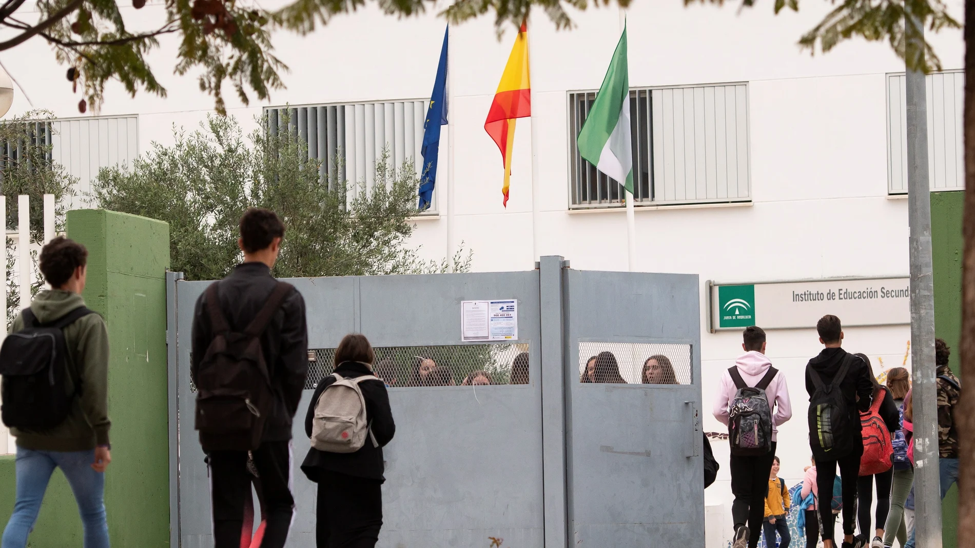 Estudiantes a la entrada de un colegio de Sevilla después de que el Gobierno andaluz decretara el cierre de todos