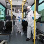 Dos trabajadores de una empresa de limpieza especializada desinfectan un autobús urbano de Murcia