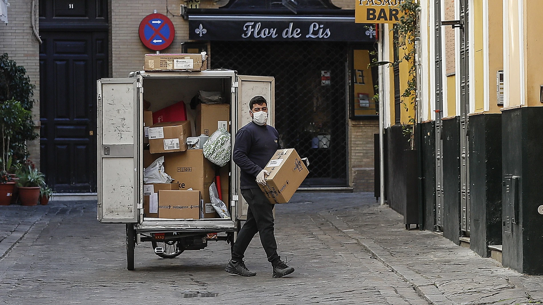 Primer día laborable en Sevilla tras declaración de alarma por COVID-19