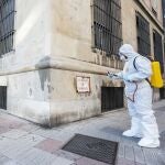 Miembros de la Unidad Militar de Emergencias (UME) desinfectan los accesos y alrededores de la Subdelegación del Gobierno de León