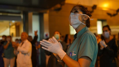Una profesional sanitaria d eun centro privado de Sevilla, ataviada con guantes y mascarilla