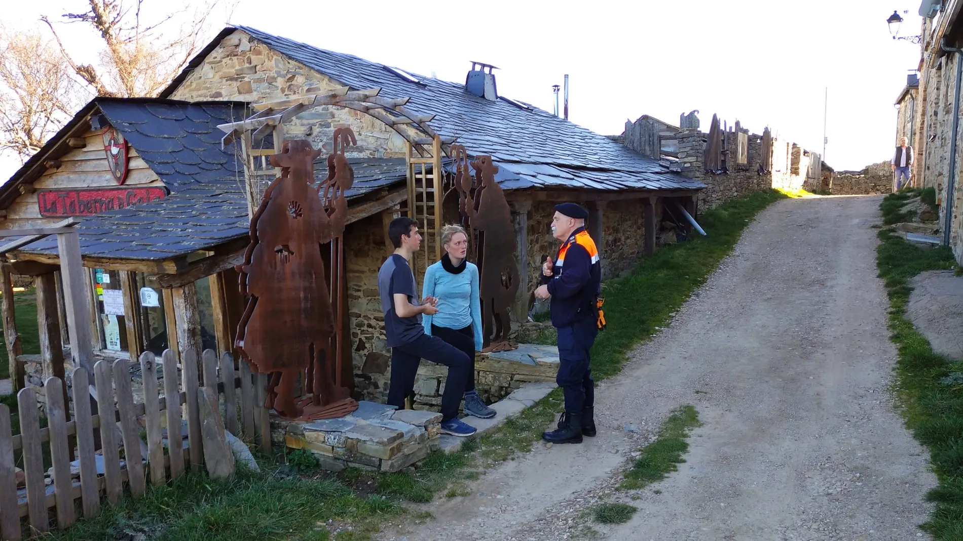 Miembros de Protección Civil de la agrupación comarcal del Bierzo avisan del cierre de los albergues del Camino de Santiago a su paso por Foncebadón (León)
