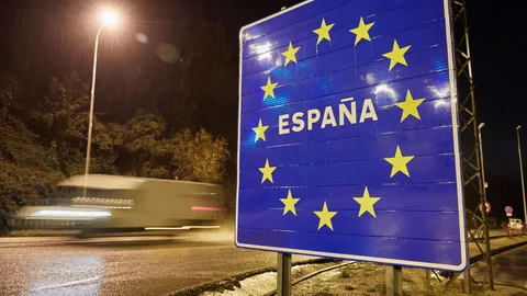 Un vehículo sale de la frontera española por la NII, este lunes en El Perthus (Francia).
