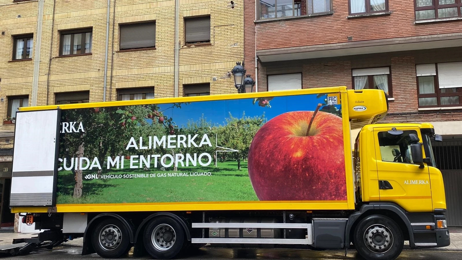 Camión de suministro de los supermercados Alimerka