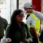 GU1001. CIUDAD DE GUATEMALA (GUATEMALA), 16/03/2020.- Trabajadores de la Municipalidad de Guatemala son evaluados con termómetros y se les coloca gel antibacterial en las manos como medidas de prevención por el coronavirus, este lunes en Ciudad de Guatemala (Guatemala). El presidente de Guatemala Alejandro Giammattei informó que los casos de enfermos por el Covid-19 ha subido a 6 después de que reportara la primera persona fallecida este domingo. EFE/Esteban Biba