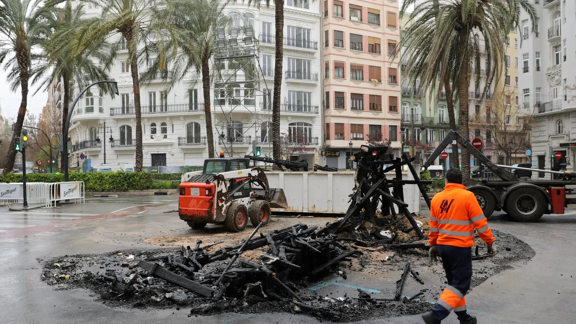 Amanece quemada por acto vandálico la falla de Especial Reino de Valencia