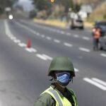 Soldados en un control militar en Caracas