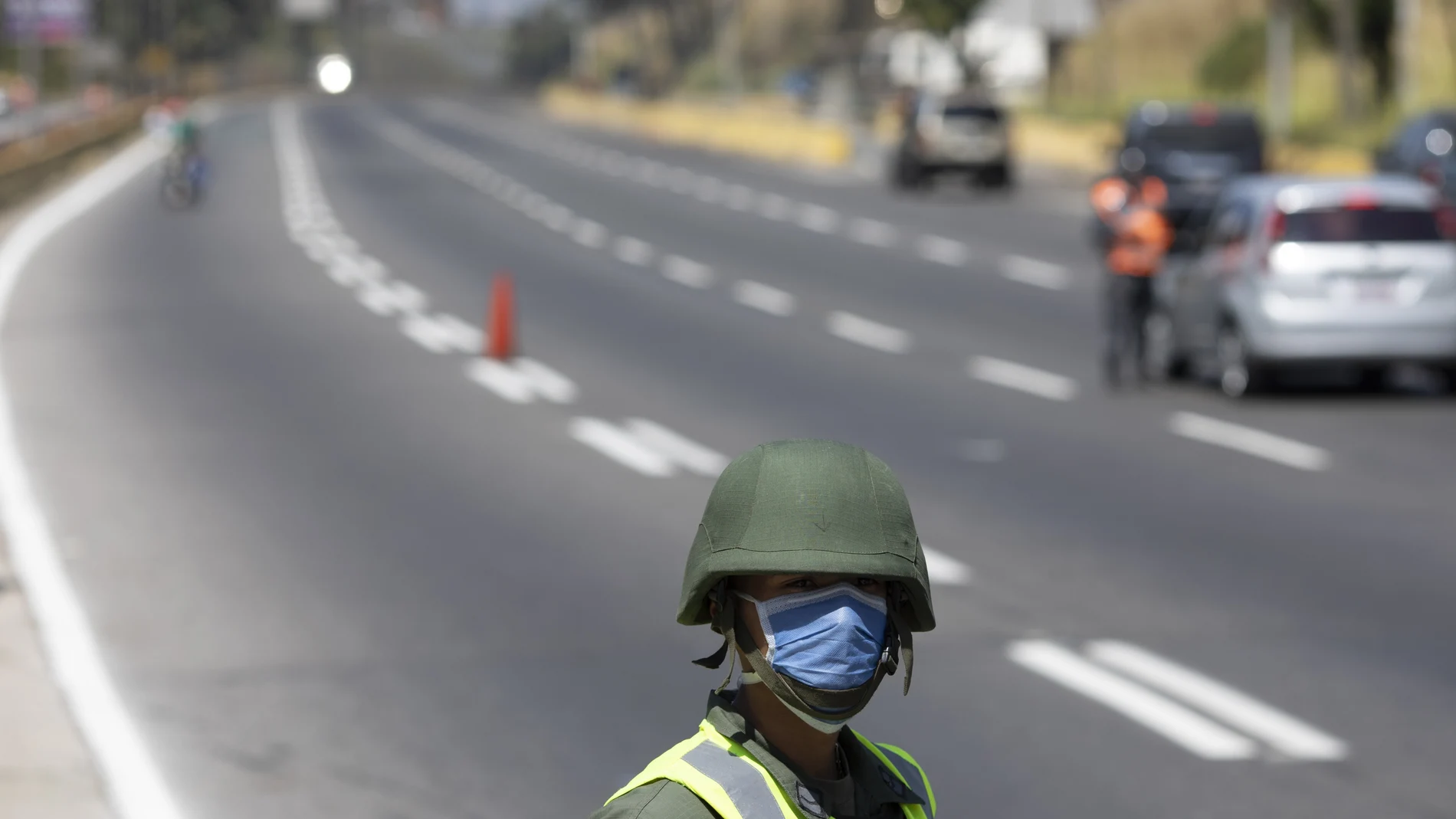 Soldados en un control militar en Caracas