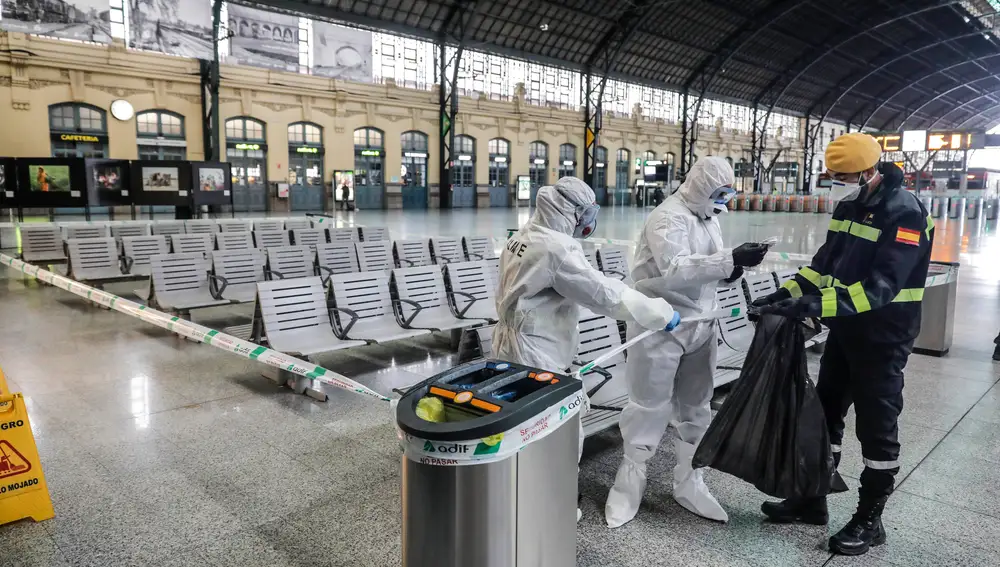 Efectivos de la UME desinfectan la estación de Valencia