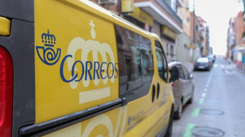 Un camión de reparto postal de Correos