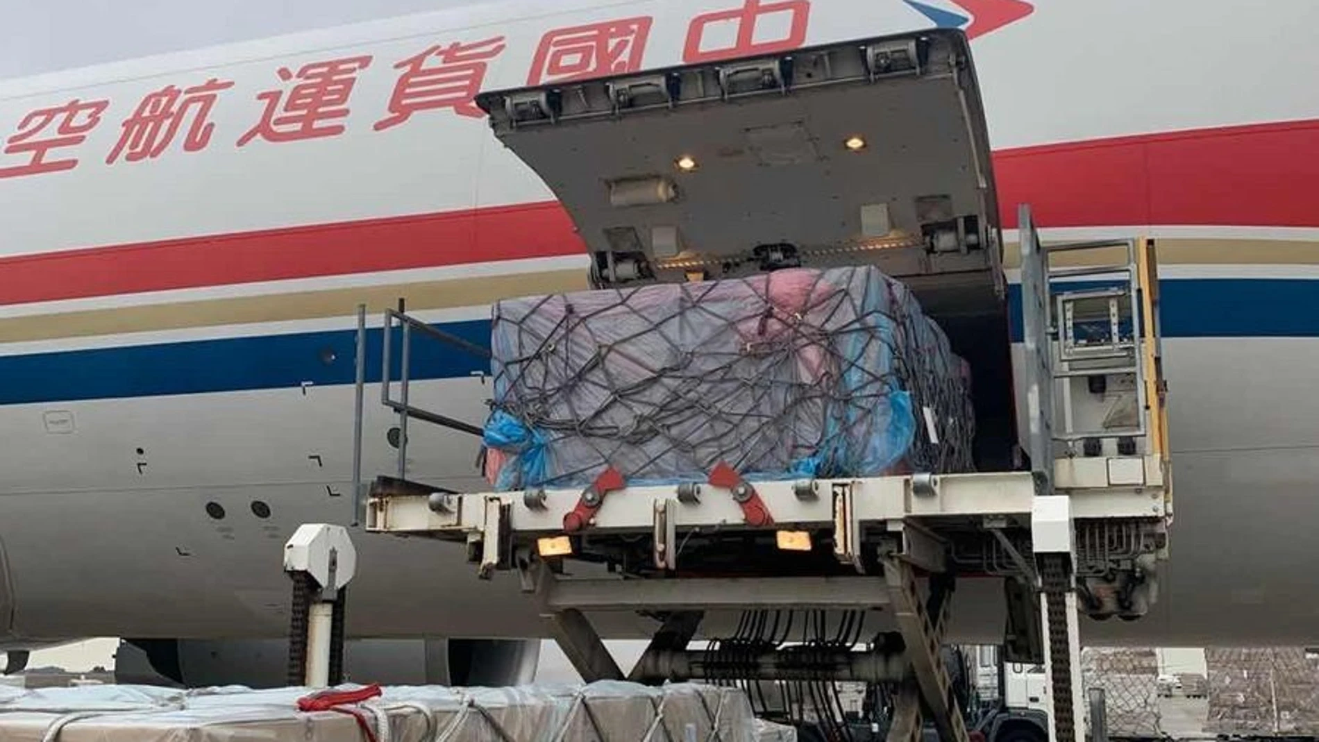 Coronavirus.- Llega al aeropuerto de Zaragoza material médico de China para ayudar a España contra el coronavirus