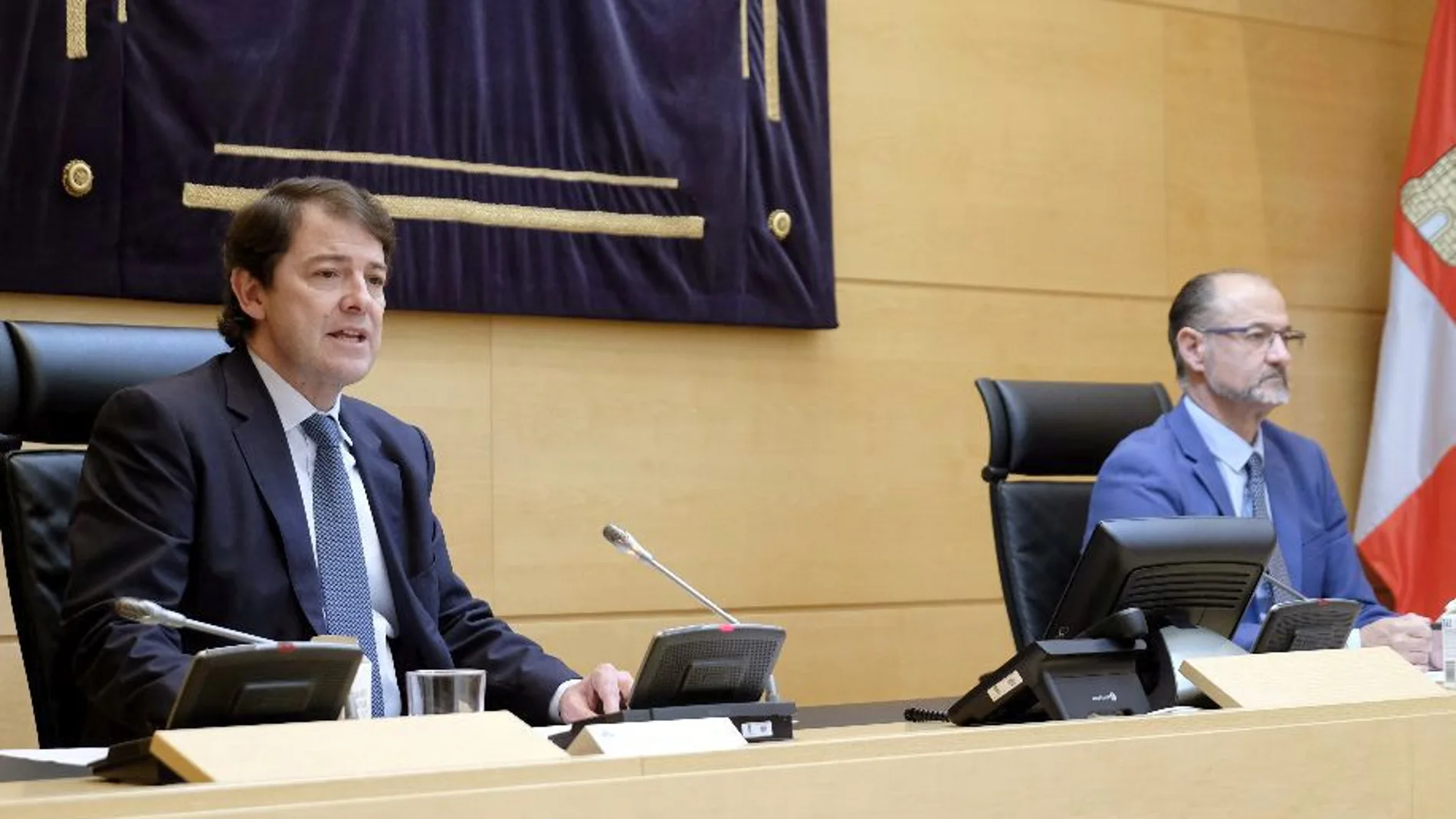 El jefe del Ejecutivo regional, Alfonso Fernández Mañueco, comparece en la Diputación Permanente para explicar las medidas frente al coronavirus en presencia de presidente de las Cortes, Luis Fuentes