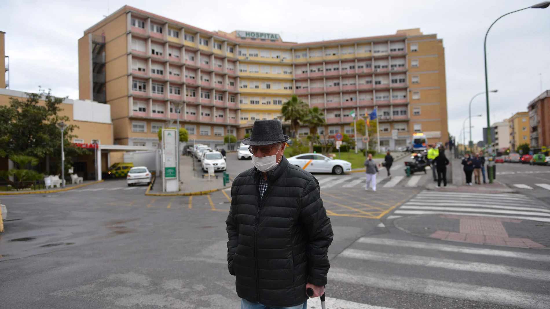 Una persona de grupo de riesgo junto al Virgen del Rocío