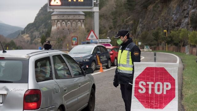 Control fronterizo a la salida del túnel de Somport (Huesca), que une España y Francia, durante el estado de alarma