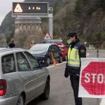 Control fronterizo a la salida del túnel de Somport (Huesca), que une España y Francia, durante el estado de alarma