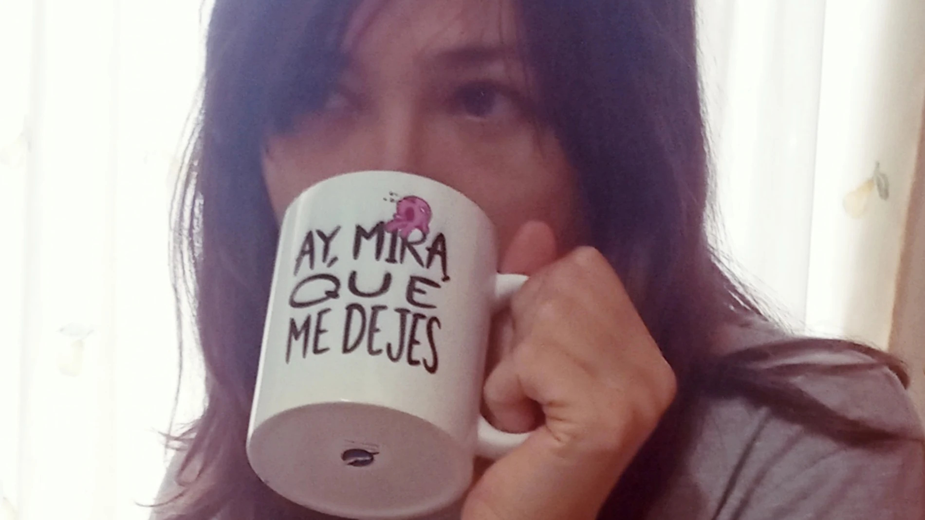 Rebeca Argudo tomando su décimo quinto café y en pijama.