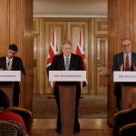 El ministro de Finanzas, Rishi Sunak; el primer ministro británico, Boris Johnson, y el asesor científico, Patrick Vallance en la rueda de prensa diaria para frenar el Covid-19/EFE