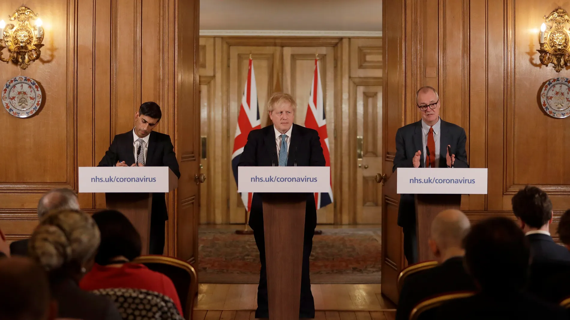 El ministro de Finanzas, Rishi Sunak; el primer ministro británico, Boris Johnson, y el asesor científico, Patrick Vallance en la rueda de prensa diaria para frenar el Covid-19/EFE
