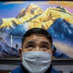 El propietario de una galería de arte de Katmandú (Nepal) se protege con una mascarilla/EFE