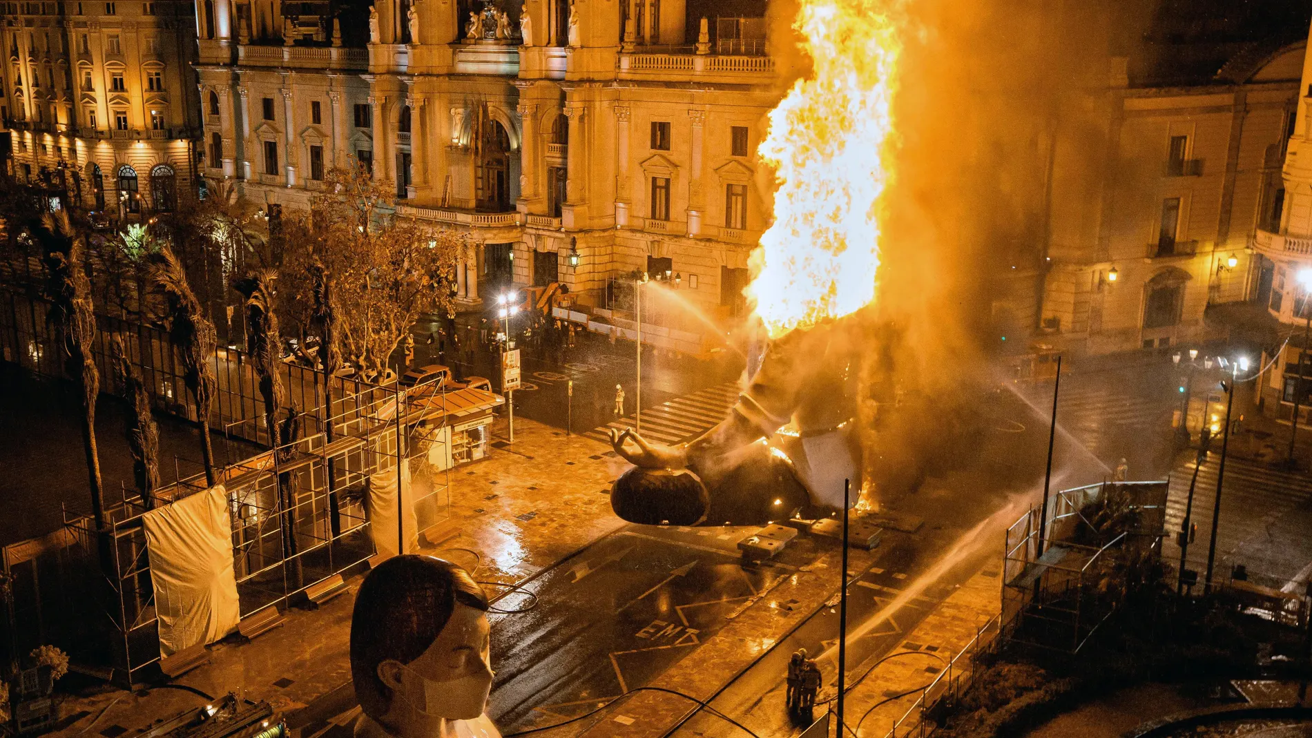 La serenidad femenina ante el coronavirus sortea hasta julio el fuego fallero