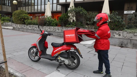 El reparto de comida a domicilio permite sobrevivir a algunos restaurantes