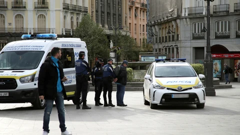 Miembros de la policía Municipal esposan a un viandante tras avisarle de las limitaciones para poder transitar y solicitarle la documentación, debido al toque de alerta decretado por el Gobierno.