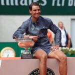 Paris (France), 09/06/2019.- (FILE) - Rafael Nadal of Spain poses with the trophy after winning the men's final match against Dominic Thiem of Austria during the French Open tennis tournament at Roland Garros in Paris, France, 09 June 2019 (reissued on 17 March 2020). The French Tennis Federation communicated on 17 March 2020 that the 2020 French Open tennis tournament at Roland Garros is postponed and will be played from 20 September and 04 October 2020 amid the COVID-19 Coronavirus pandemic. (Tenis, Abierto, Abierto, Francia, España) EFE/EPA/SRDJAN SUKI *** Local Caption *** 55261230