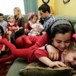 Miembros de la familia Dorrio Cuadrado posan en el salón de su casa en Ferrol. Esta familia es una de las pocas familias de España con más de diez hijos
